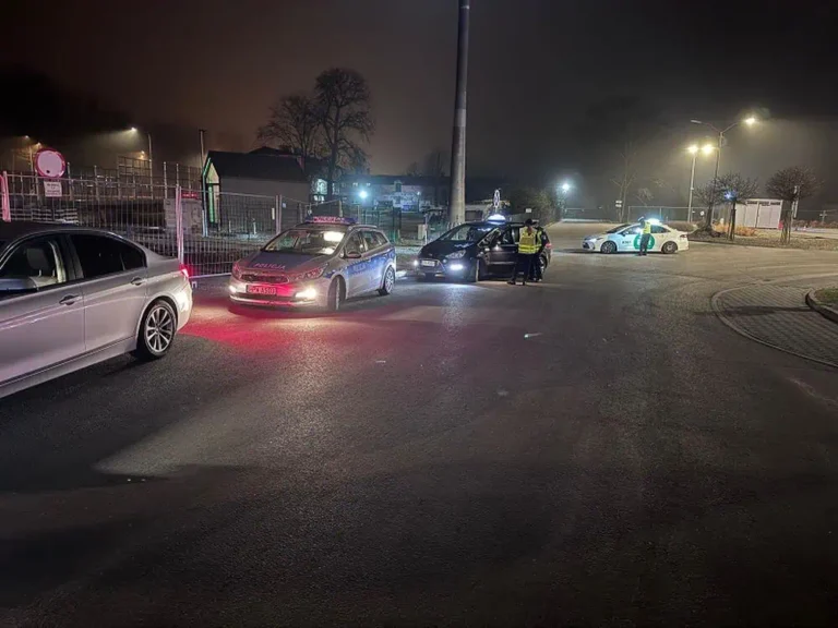 NOCNE DZIAŁANIA POLICJANTÓW RUCHU DROGOWEGO W&nbsp;MIĘDZYZDROJACH – KONTROLE POJAZDÓW PRZEWOŻĄCYCH OSOBY