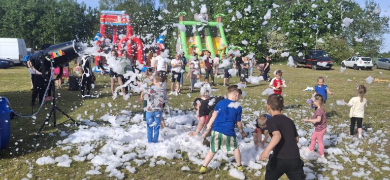 Rodzinny festyn w&nbsp;Trzebieszewie. Dzieci świętowały swój dzień na&nbsp;boisku wiejskim