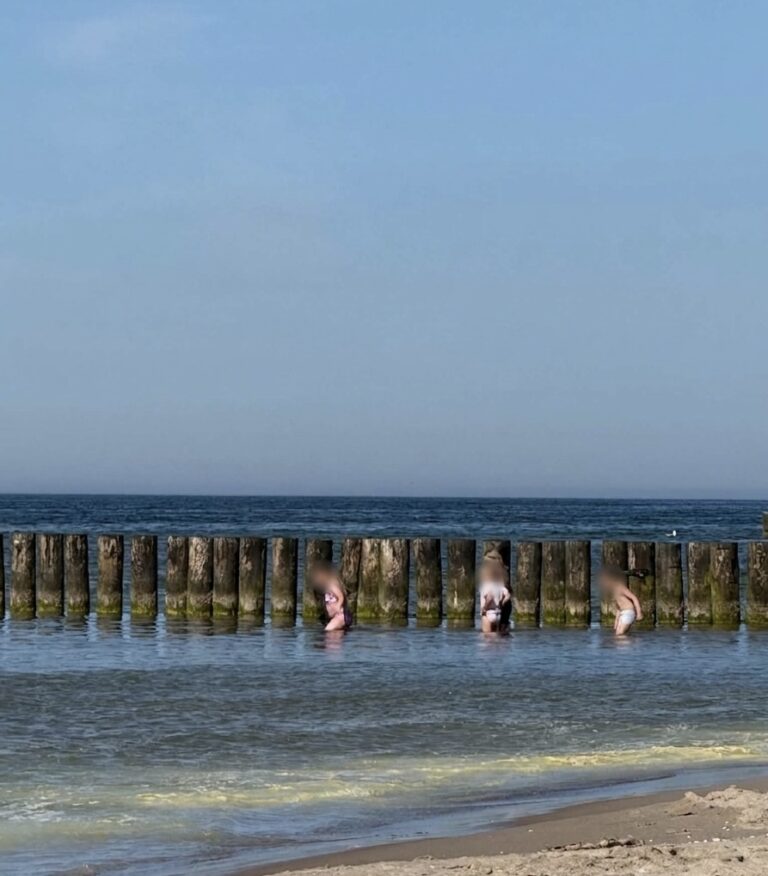 Wakacje nie&nbsp;zwalniają z&nbsp;myślenia. Nie&nbsp;kąp się przy falochronach!