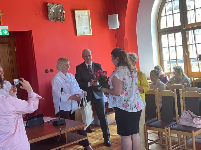 Monika Kosińska odbiera odznakę z&nbsp;rąk zastępcy dyrektora ZODR w&nbsp;Barzkowicach