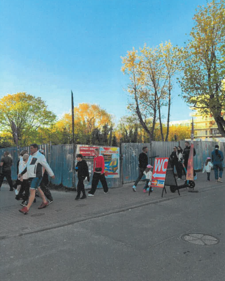 Trzy lata płotu w&nbsp;sercu Promenady. Burmistrz obiecuje poprawę “przed sezonem”