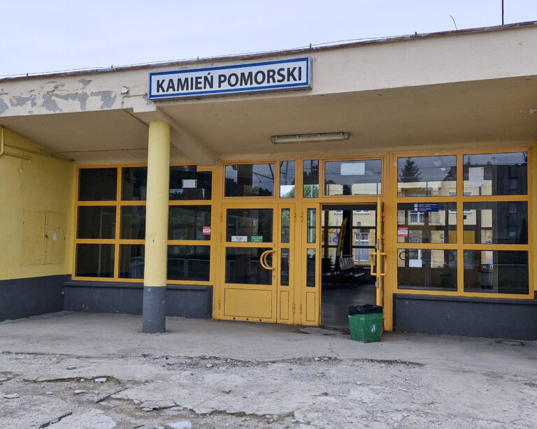 Dworzec w&nbsp;Kamieniu Pomorskim: jedenaście lat, zero efektów. Radny Mamzer pyta burmistrza publicznie