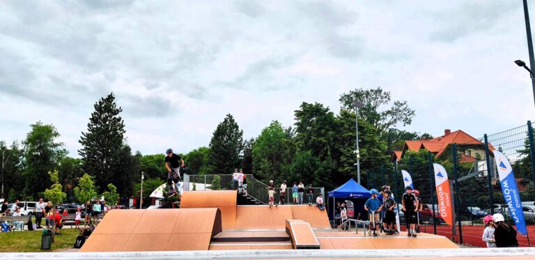 Skatepark w&nbsp;Dziwnowie tętnił życiem. Warsztaty jazdy na&nbsp;deskorolce i&nbsp;hulajnodze za&nbsp;nami