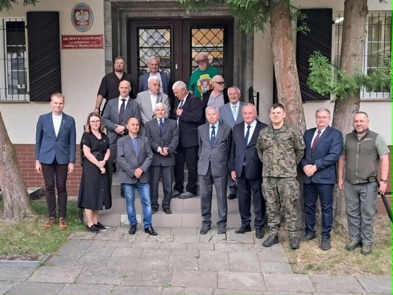 Żołnierze z&nbsp;Białej Góry odwiedzili archiwum w&nbsp;Międzyzdrojach. To&nbsp;była lekcja żywej historii