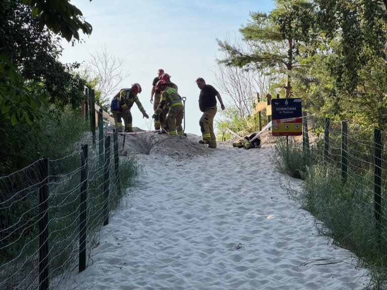 Niebezpieczne druty przy zejściu na&nbsp;plażę. Interweniowały służby