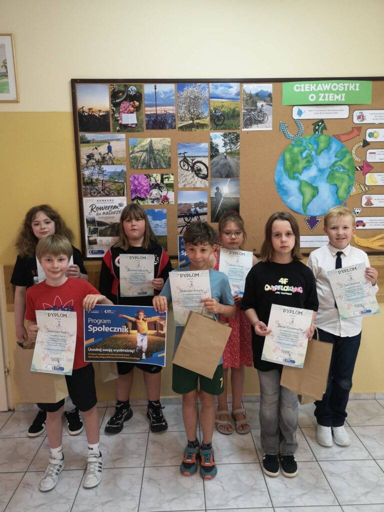 Nagrody dla laureatów konkursu fotograficznego „Rowerem ku&nbsp;naturze”
