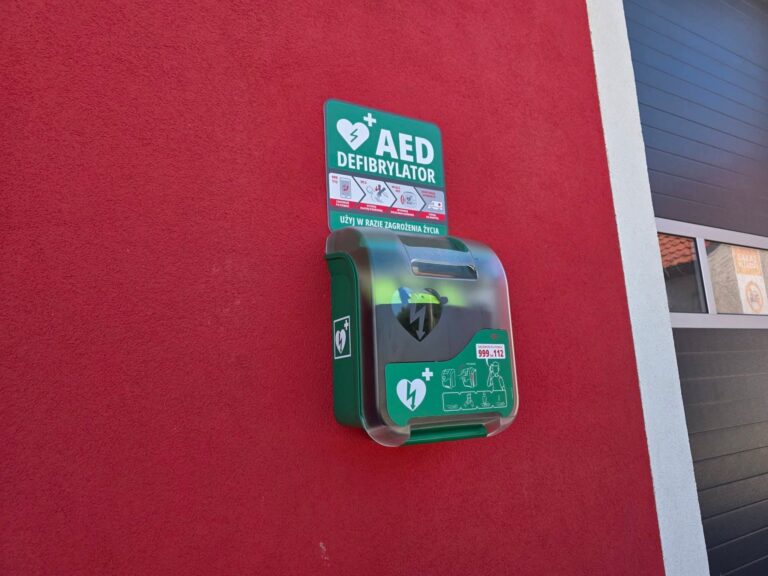 Defibrylator AED dostępny przy remizie OSP Świerzno. Urządzenie może ratować życie