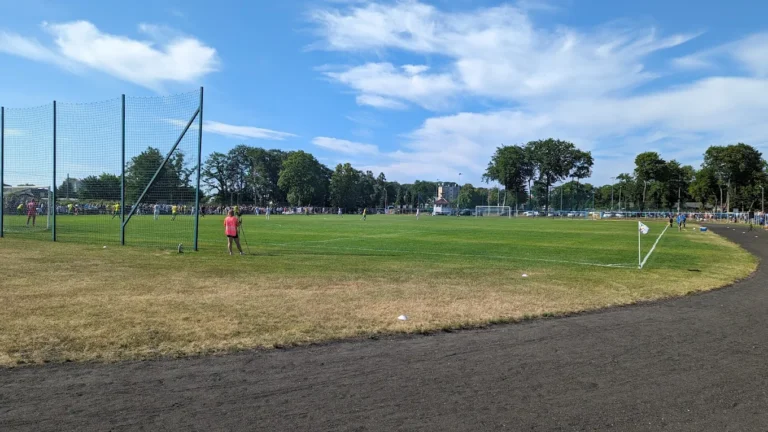 Stadion w&nbsp;Kamieniu Pomorskim: spryskiwacze pracowały dwie doby, mieszkańcy nie&nbsp;spali. Dyrektor wyjaśnia