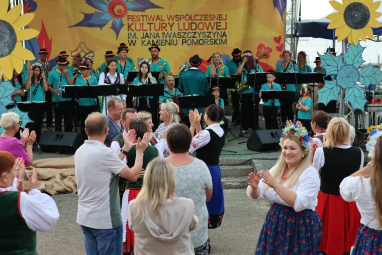 Folkowo-rockowy weekend w&nbsp;Kamieniu Pomorskim. Festiwal, korowód i&nbsp;Turniej Sołectw