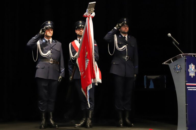 Święto Policji w&nbsp;Międzyzdrojach. Awanse, wyróżnienia i&nbsp;100-lecie służby dzielnicowych [zobacz zdjęcia]
