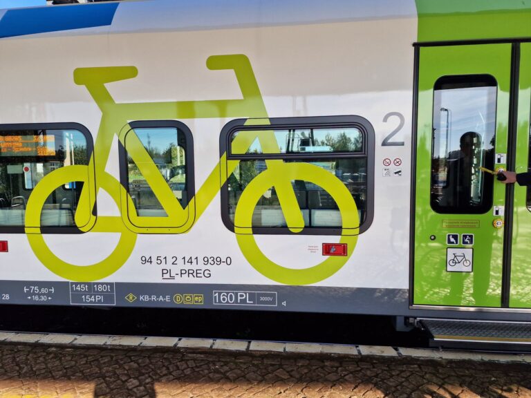 Nowoczesne pociągi z&nbsp;miejscami na&nbsp;rowery kursują przez&nbsp;Wolin i&nbsp;Międzyzdroje