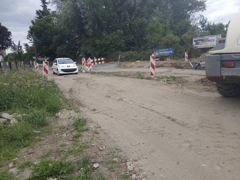 Ulica Orzeszkowej: rok budowy, sześć petycji i&nbsp;rachunki za&nbsp;koszenie i&nbsp;sprzątanie placu budowy