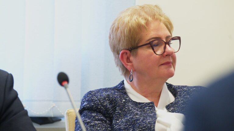 Jest na&nbsp;zarządach, jest na&nbsp;sesjach. Do&nbsp;pracy nie&nbsp;przychodzi. Radna Adamowicz i&nbsp;mechanizm, który&nbsp;sama współtworzy