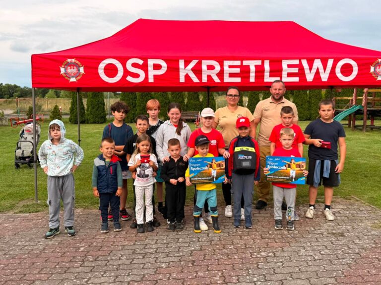 Nowoczesny defibrylator AED trafił na&nbsp;wyposażenie OSP Kretlewo [zobacz zdjęcia]