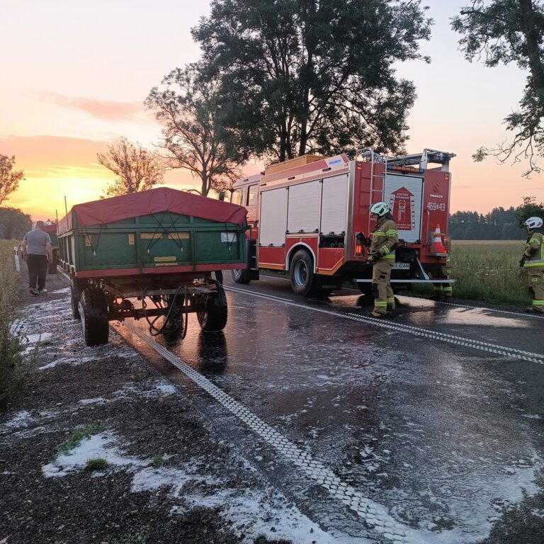 Zablokowane koło doprowadziło do&nbsp;pożaru przyczepy rolniczej