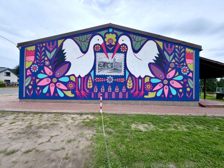 Kolorowy mural ozdobił świetlicę wiejską w&nbsp;Dargobądzu
