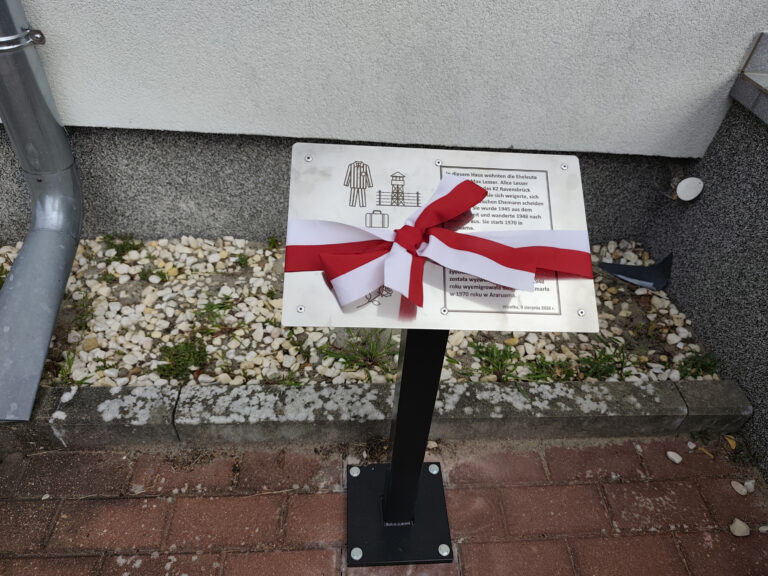 Tablica pamięci Alice Lesser odsłonięta w&nbsp;Wisełce. Zapłaciła za&nbsp;wierność żydowskiemu mężowi