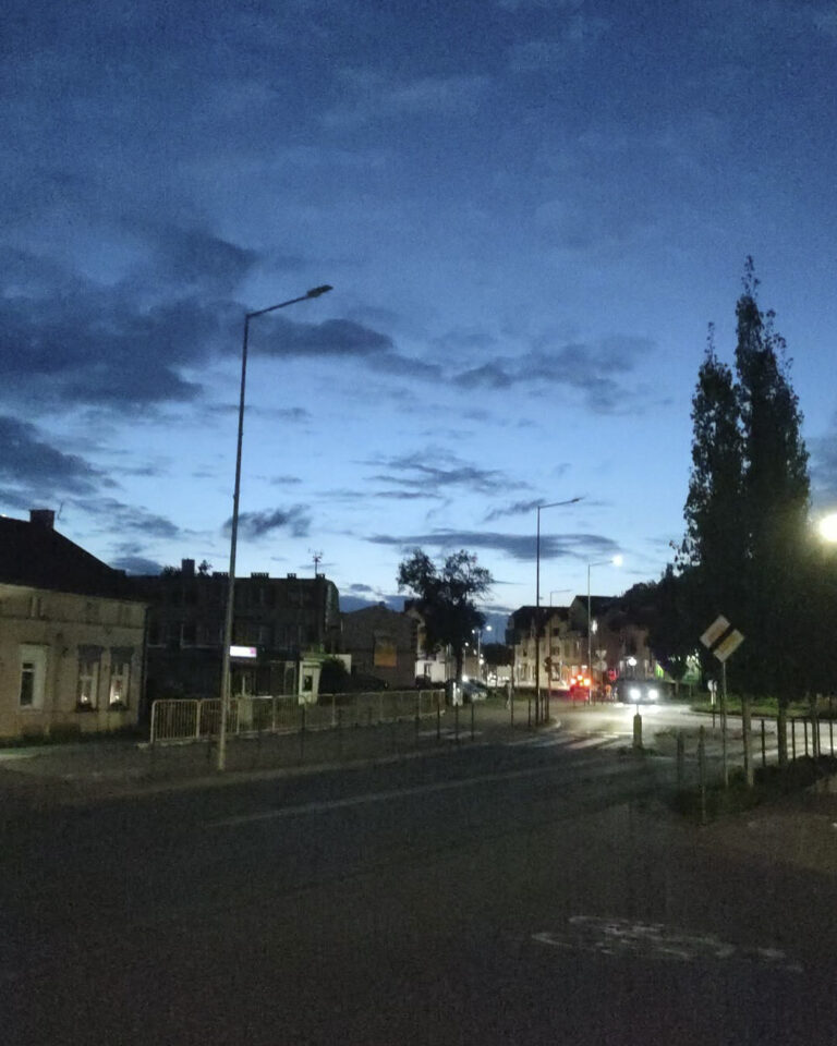 Ciemno, ale&nbsp;nie&nbsp;wszędzie naraz. Czytelnik pyta: „jak oni to&nbsp;robią”?