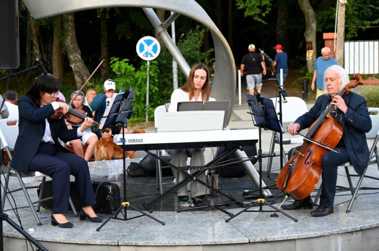 Trio Wieniawski zagrało w&nbsp;Dziwnówku. Wieczór z&nbsp;muzyką klasyczną [zobacz zdjęcia]