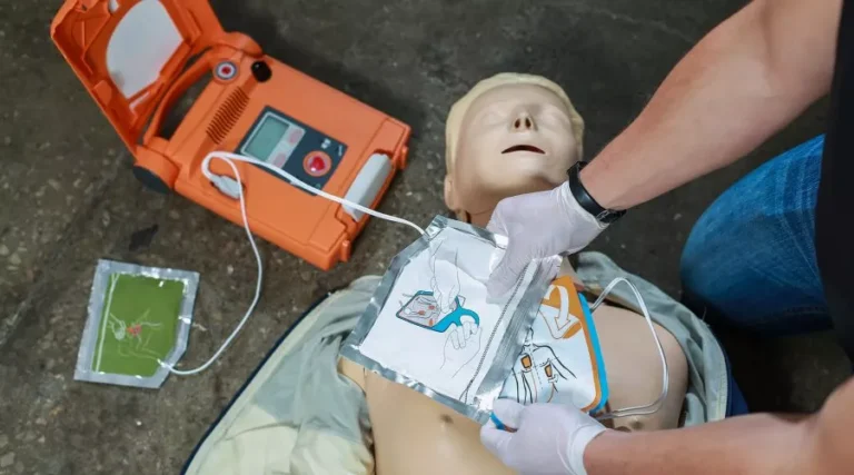 KGW Górczanki podpisało umowę. W&nbsp;Górkach pojawi się ogólnodostępny defibrylator AED