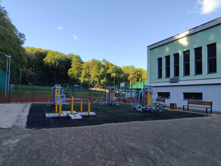 Wapnica z&nbsp;odnowionym kompleksem sportowym. Orlik, siłownia i&nbsp;nowe oświetlenie [zobacz zdjęcia]