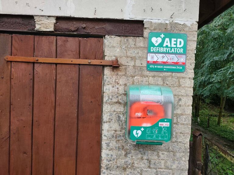 Defibrylator AED w&nbsp;Górkach. Pierwszy taki sprzęt w&nbsp;sołectwie