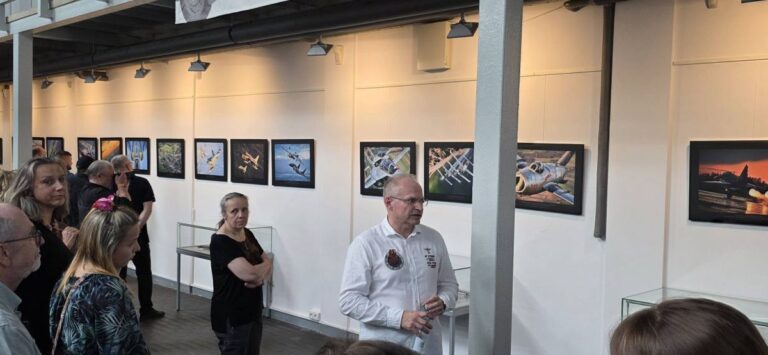 „Zatrzymane w&nbsp;locie”. Niezwykłe fotografie mieszkańca Międzyzdrojów w&nbsp;szczecińskim muzeum