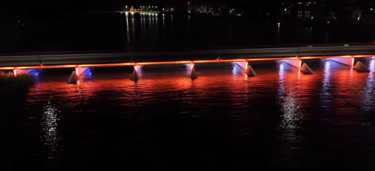 Most w&nbsp;Dziwnowie oświetlony. Trwają testy nowej iluminacji [nagranie]