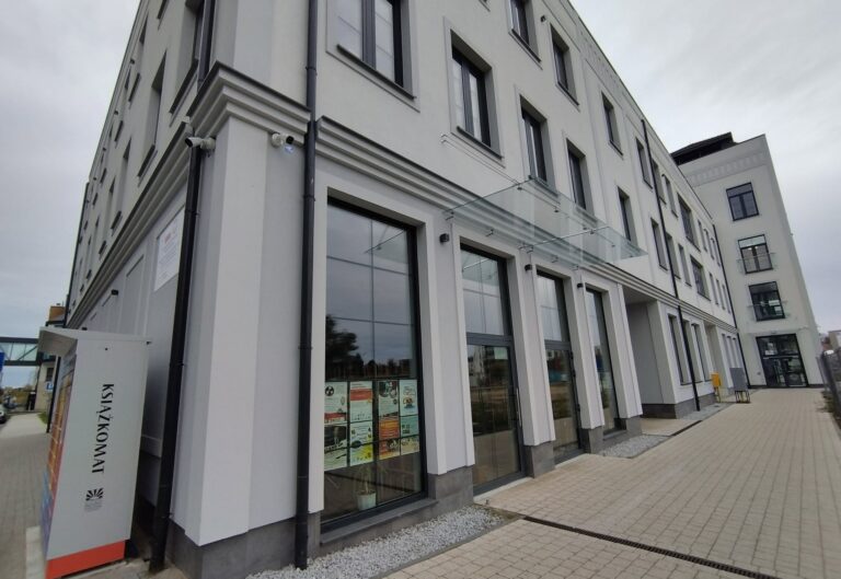 Rodzinne warsztaty plastyczne w&nbsp;międzyzdrojskiej bibliotece