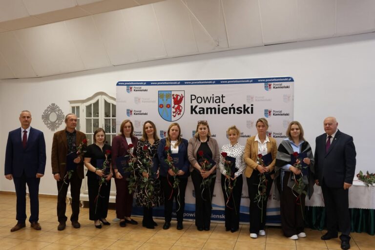 Nagrody i&nbsp;awanse podczas powiatowego Dnia Edukacji Narodowej [zobacz zdjęcia]