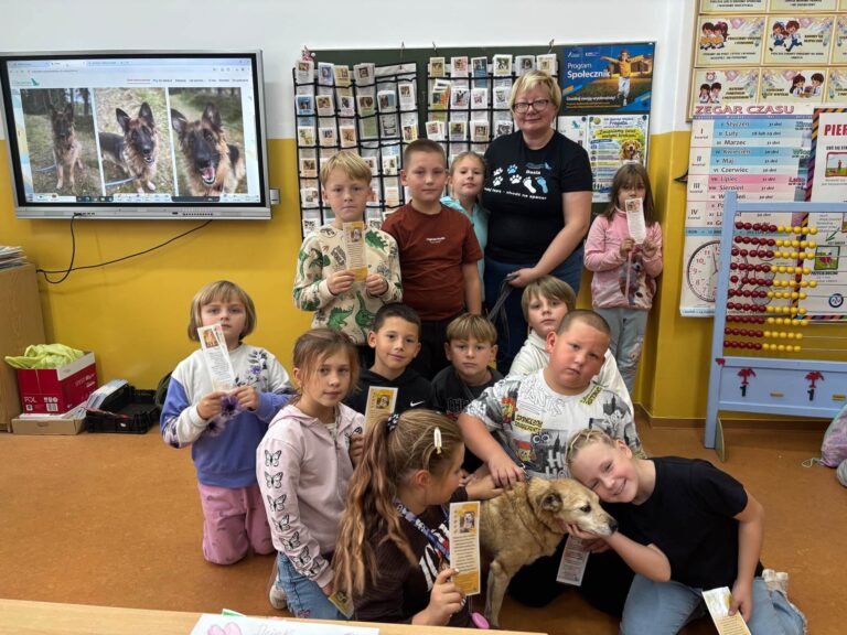 Budyń odwiedził dzieci w&nbsp;Dziwnowie. Lekcja o&nbsp;odpowiedzialności za&nbsp;zwierzęta [zobacz zdjęcia]