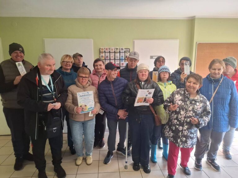 Uczestnicy WTZ Kamień Pomorski odwiedzili schronisko w&nbsp;Sosnowicach [zobacz zdjęcia]
