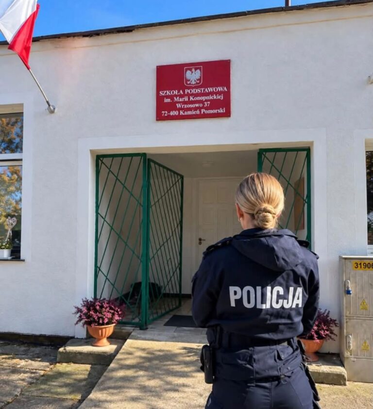POLICJANCI CZUWAJĄ NAD BEZPIECZEŃSTWEM UCZNIÓW W POWIECIE KAMIEŃSKIM! 1 POLICJANCI CZUWAJĄ NAD BEZPIECZEŃSTWEM UCZNIÓW W POWIECIE KAMIEŃSKIM!