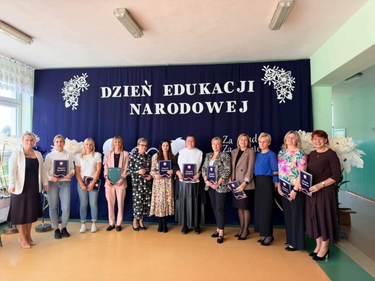 Dzień Edukacji Narodowej w&nbsp;Publicznej Szkole Podstawowej w&nbsp;Koniewie. Czerwony dywan i&nbsp;róże dla nauczycieli