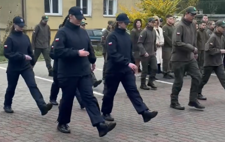 Pierwszoklasiści w&nbsp;Benicach złożyli ślubowanie [zobacz nagranie]