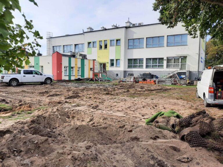Nowy plac zabaw przy przedszkolu i&nbsp;żłobku w&nbsp;Międzyzdrojach. Umowa podpisana